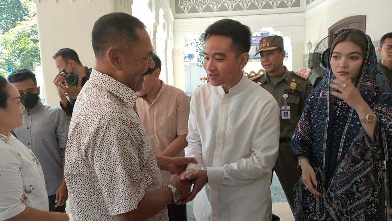 Bertemu Mantan Wali Kota Solo saat Open House, Gibran Cium Tangan Rudy