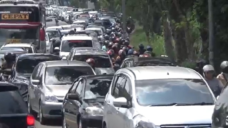 Jalan Menyempit, Ribuan Kendaraan Terjebak Macet di Pelintasan KA Jombang 