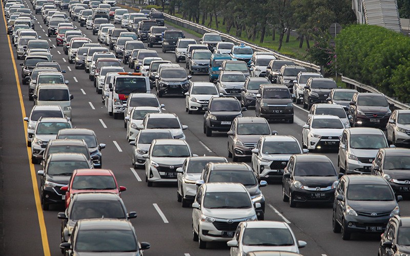 Lalu Lintas Ruas Tol Jagorawi Macet Panjang saat Libur Lebaran - Bagian 2