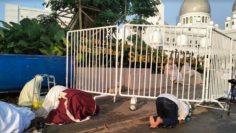 Membeludak, Ribuan Jemaah Sholat Idul Fitri Perdana di Masjid Raya Sheikh Zayed Solo
