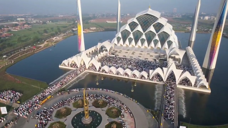 Belasan Ribu Warga Salat Id Bersama Ridwan Kamil di Masjid Al Jabbar