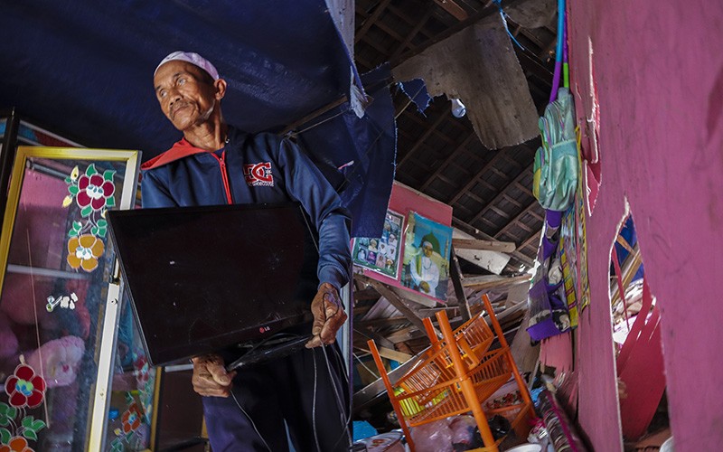 2 Kapal Tongkang Tertiup Angin Kencang Tabrak 35 Rumah di Kalsel - Bagian 2