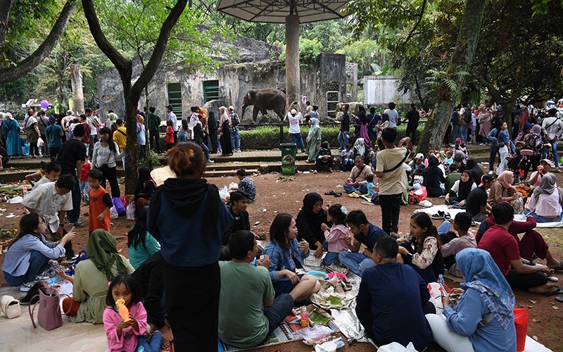 Belasan Ribu Wisatawan Padati Taman Margasatwa Ragunan - Bagian 1