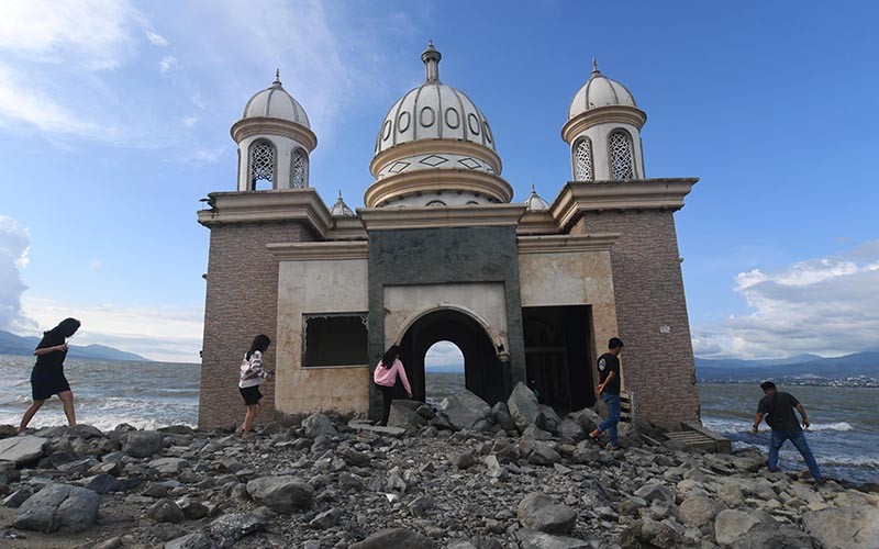 Wisatawan Luar Palu Berdatangan ke Masjid Terapung Bekas Bencana Tsunami - Bagian 2