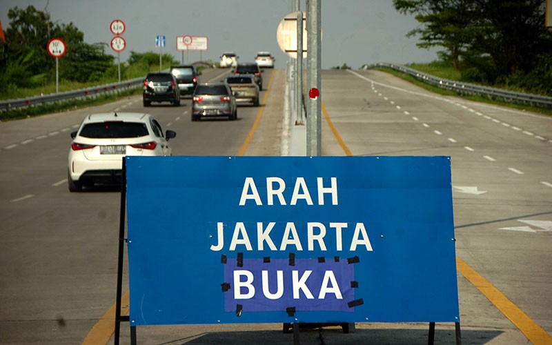 Sistem Satu Arah Mulai Berlaku, Tol Menuju Jawa Tengah Ditutup - Bagian 1