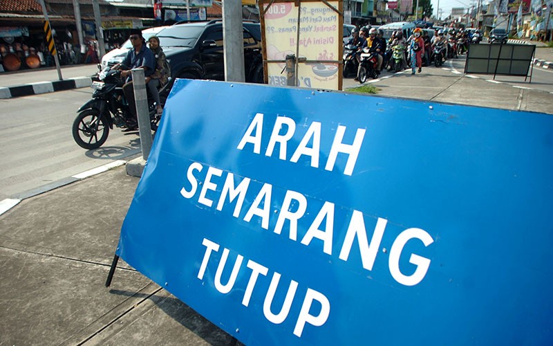 Sistem Satu Arah Mulai Berlaku, Tol Menuju Jawa Tengah Ditutup - Bagian 2