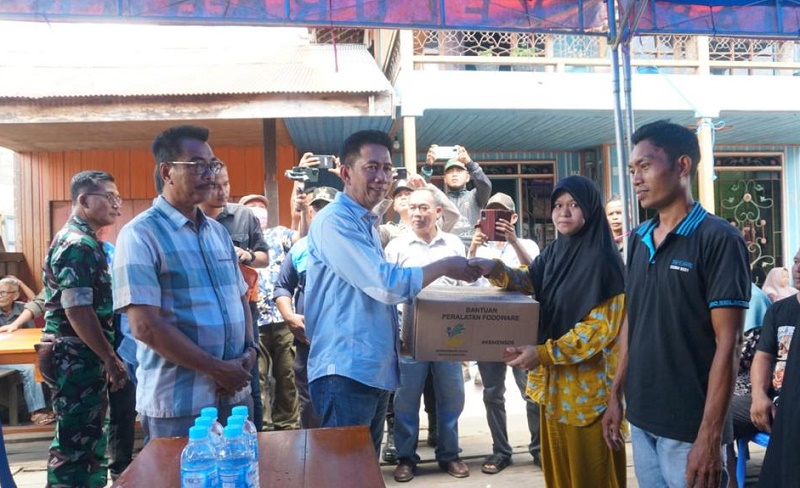 Beri Perhatian Korban Kebakaran, Bupati Barito Utara Serahkan Bantuan