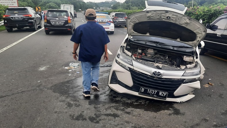 Kecelakaan di Tol Cipularang Hari Ini, Avanza Oleng Tabrak Pembatas, 4 Pemudik Luka