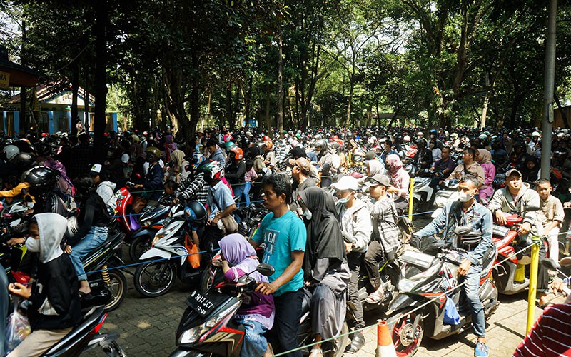 Pengunjung Ragunan Membeludak, Pintu Masuk Macet Parah - Bagian 1