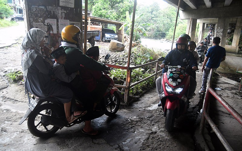 Pengendara Serbu Jalur Alternatif Menuju Kawasan Puncak Bogor - Bagian 2