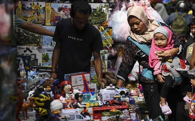 Anak-anak Berburu Mainan di Pasar Asemka usai Dapat THR Lebaran - Bagian 1