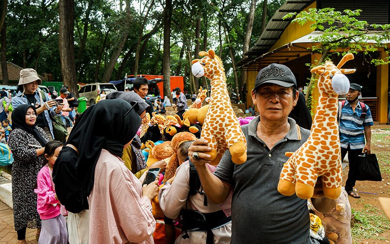 Pedagang Boneka di Ragunan Raup Cuan, Omzet Sehari Rp6 Juta - Bagian 1