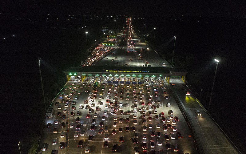 Puncak Arus Balik di Gerbang Tol Cikampek Utama Ramai Lancar - Bagian 1