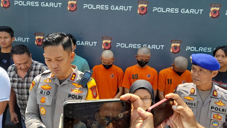 3 Pengeroyok Polisi di Objek Wisata Pantai Santolo Garut Terancam 7 Tahun Penjara