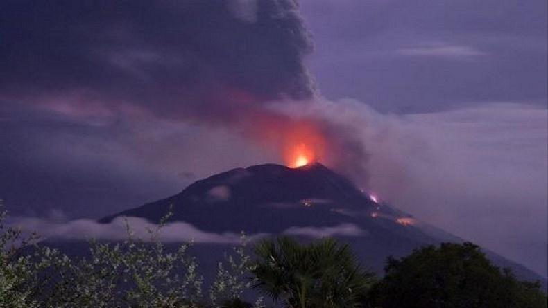 Gunung Ile Lewotolok Meletus 48 Kali dalam Sehari, Status Level II Waspada