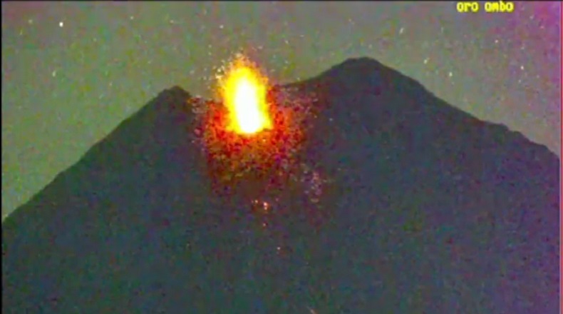 Gunung Semeru Kembali Luncurkan Lava Pijar 2.000 Meter, Status Masih Siaga 
