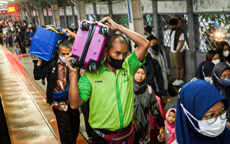 Pendapatan Porter Stasiun Meningkat saat Lebaran, Sehari Kantongi Rp300.000 - Bagian 1