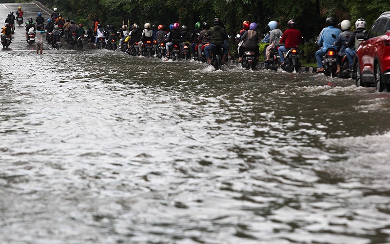Hujan Deras, Jalan Mayjen Sungkono Surabaya Banjir - Bagian 1