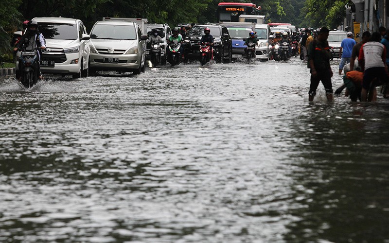 Hujan Deras, Jalan Mayjen Sungkono Surabaya Banjir - Bagian 2