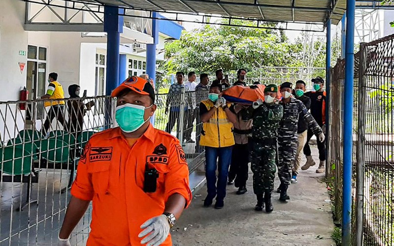 Tim SAR Evakuasi 11 Jenazah Korban Kecelakaan Kapal Evelyn Calisca - Bagian 1