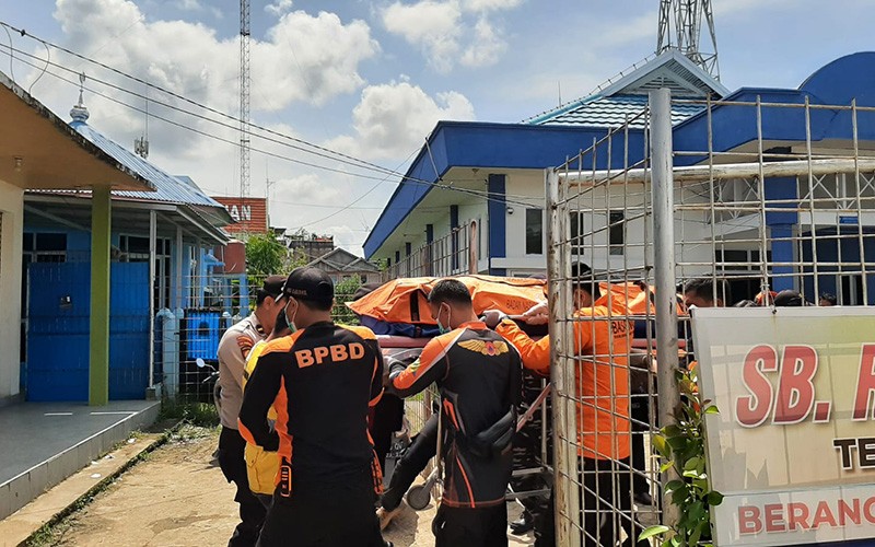 Tim SAR Evakuasi 11 Jenazah Korban Kecelakaan Kapal Evelyn Calisca - Bagian 2