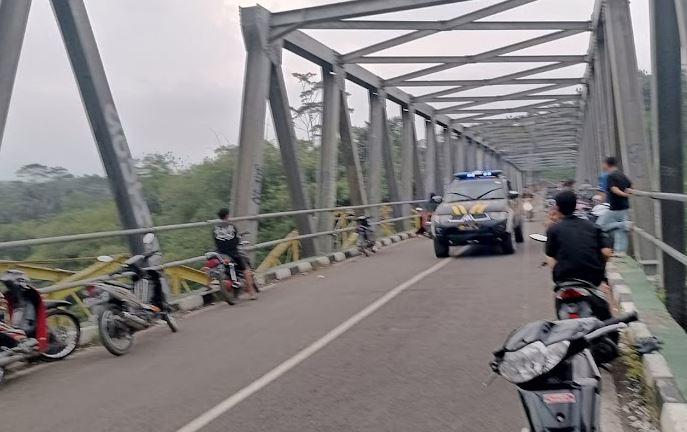 Selfie di Jembatan, Ibu-Anak Hilang Terseret Arus Sungai Cibuni Cianjur