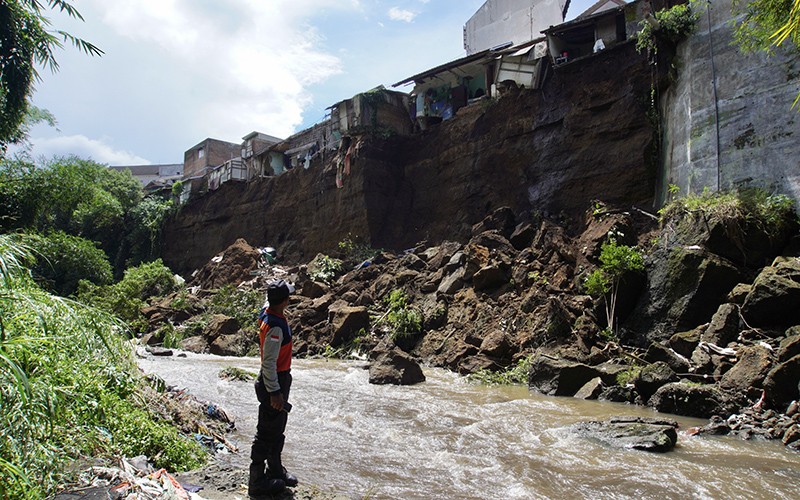 Tanah Longsor di Lereng Aliran Sungai Metro Malang, 15 Rumah Rusak - Bagian 1