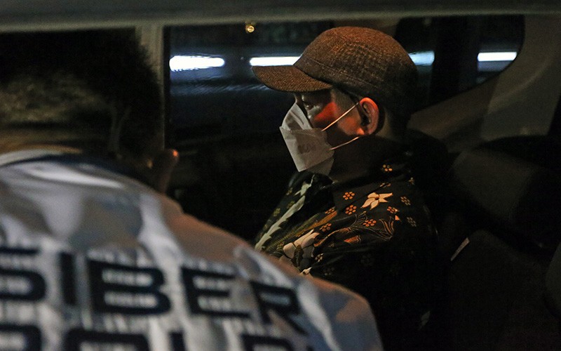 Tampang Peneliti BRIN Andi Pangerang Diborgol saat Ditangkap Polisi - Bagian 4