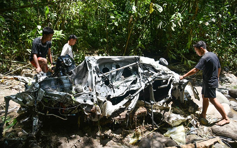 Penampakan Mobil Hancur Tidak Berbentuk usai Terseret Banjir Bandang di Sumut - Bagian 1