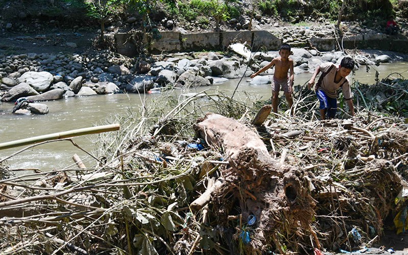 Penampakan Mobil Hancur Tidak Berbentuk usai Terseret Banjir Bandang di Sumut - Bagian 2