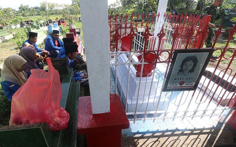 Ziarah Makam Pejuang Buruh Marsinah - Bagian 1