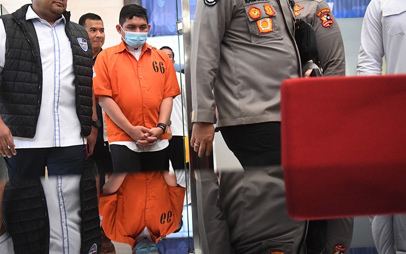 Peneliti BRIN Andi Pangerang hanya Tertunduk saat Pakai Baju Tahanan Bareskrim - Bagian 2