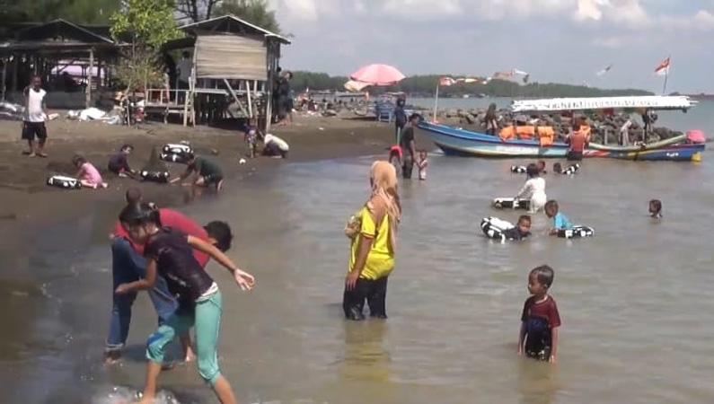 Puncak Libur Lebaran, Pantai Pulau Kodok Tegal Ramai Dipadati Wisatawan