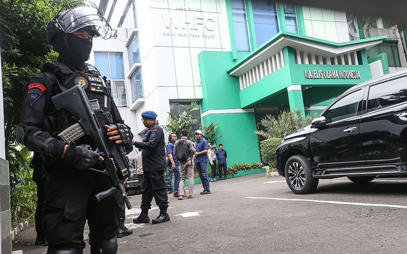 Kantor MUI Dijaga Brimob Bersenjata Laras Panjang - Bagian 1