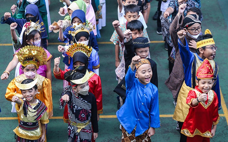 Upacara Hari Pendidikan Nasional, Murid-Murid Pakai Baju Adat - Bagian 1