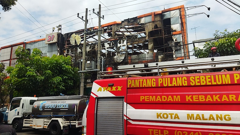 Kebakaran Malang Plaza Padam usai 12 Jam, Kerusakan Hampir 100 Persen