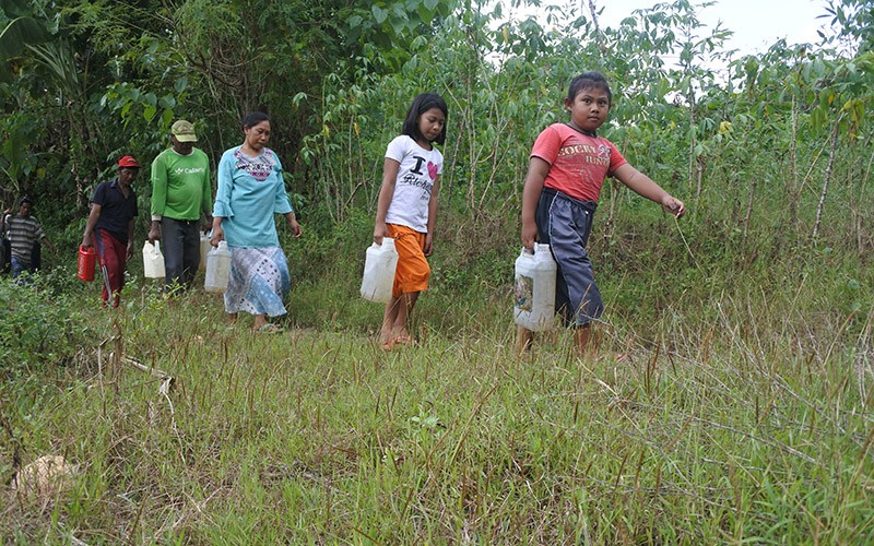 Warga Situbondo Berbondong-bondong Bawa Jeriken Cari Air Bersih Sejauh 1 Km - Bagian 1