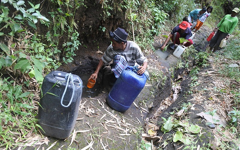 Warga Situbondo Berbondong-bondong Bawa Jeriken Cari Air Bersih Sejauh 1 Km - Bagian 2