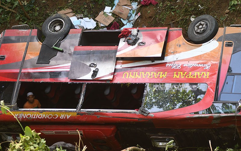 Bus Bawa Santri Tujuan Pesantren Gontor Masuk Jurang Pegunungan Kopi - Bagian 1