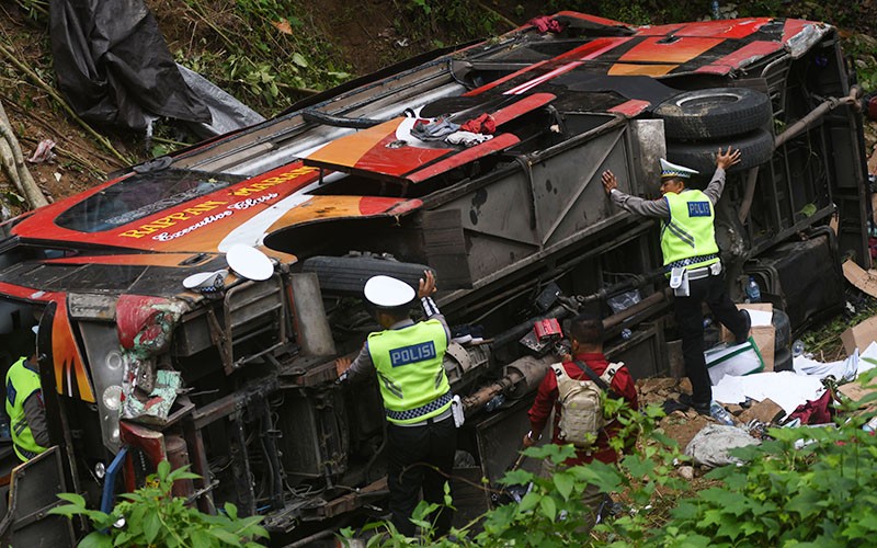Polisi Olah TKP Kecelakaan Bus Masuk Jurang Bawa Santri Ponpes Gontor - Bagian 1