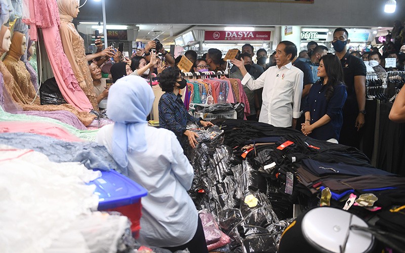 Presiden Jokowi Disambut Antusias Pengunjung dan Pedagang Pasar Tanah Abang  - Bagian 4