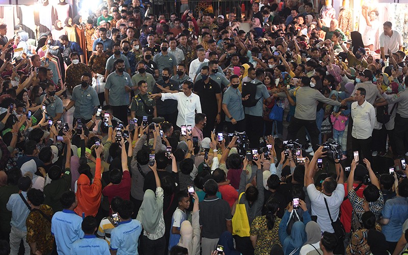 Presiden Jokowi Disambut Antusias Pengunjung dan Pedagang Pasar Tanah Abang  - Bagian 1