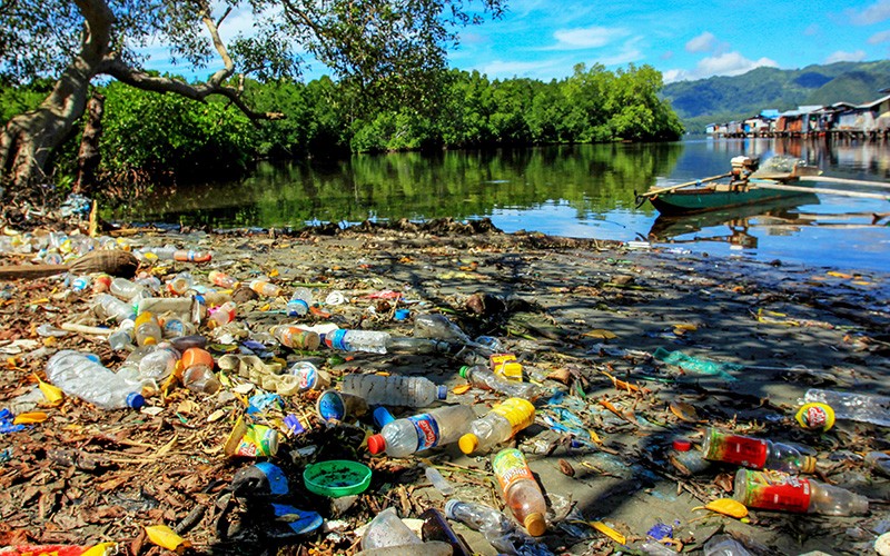 Duh, Teluk Youtefa Jayapura Penuh Sampah Plastik - Bagian 1