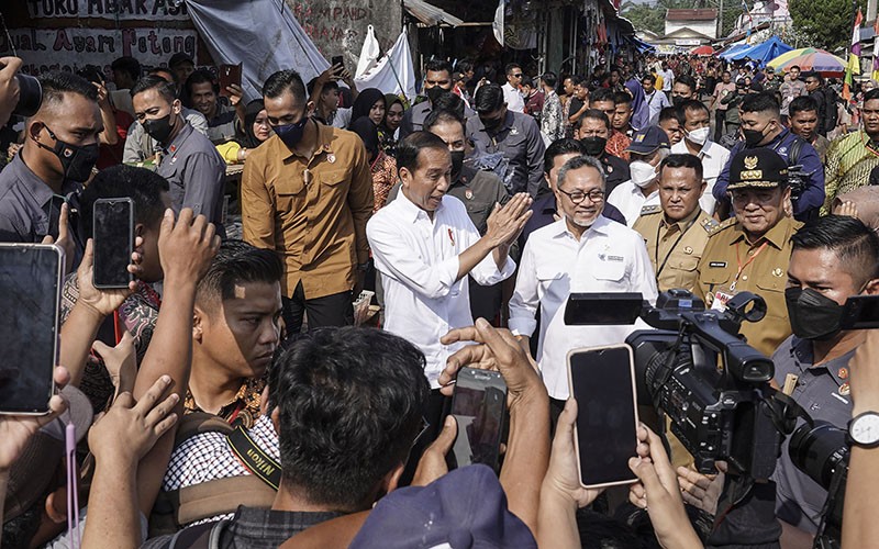 Usai Lewati Jalan Rusak Jokowi Bagikan Bansos kepada Pedagang Pasar Natar Lampung - Bagian 2