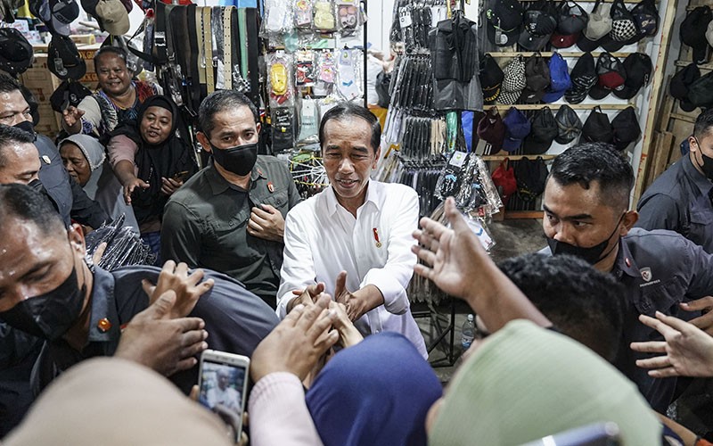 Usai Lewati Jalan Rusak Jokowi Bagikan Bansos kepada Pedagang Pasar Natar Lampung - Bagian 1