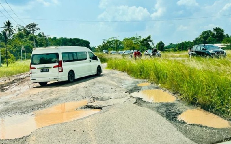Ekspresi Jokowi Tanpa Senyum saat Mobil Indonesia 1 Lewati Jalan Rusak di Lampung - Bagian 3