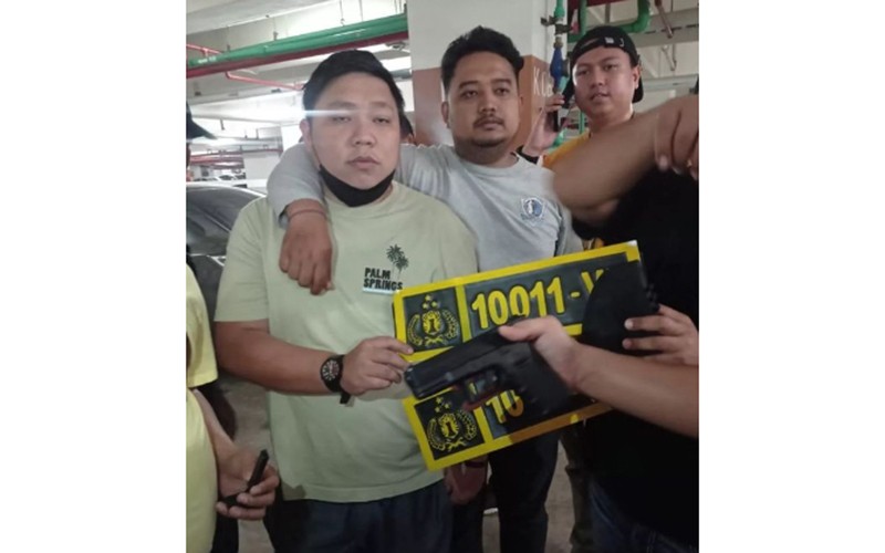 Tampang Pengemudi Arogan dengan Plat Dinas Polisi Todong Pistol Ditangkap - Bagian 1
