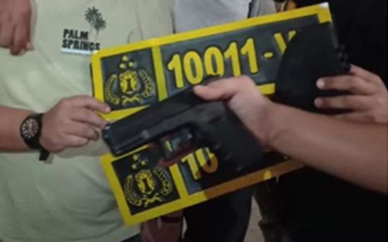 Tampang Pengemudi Arogan dengan Plat Dinas Polisi Todong Pistol Ditangkap - Bagian 2