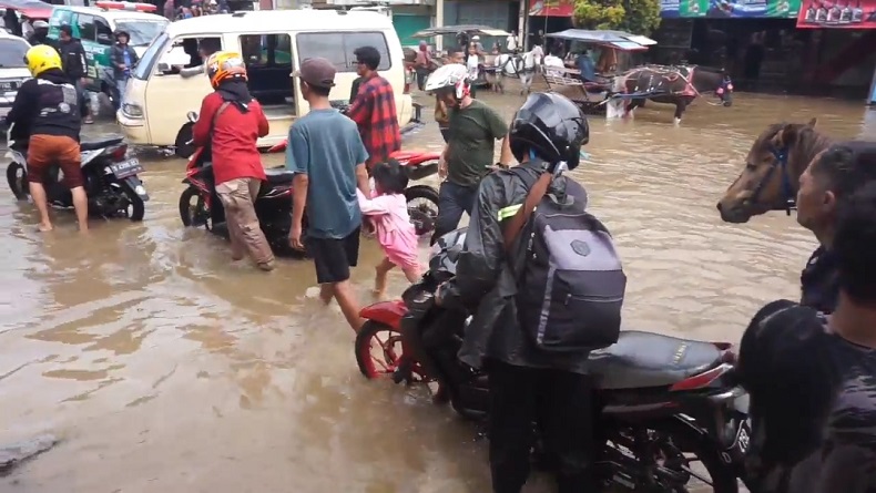Jalan Raya Dayeuhkolot Bandung Terendam Banjir, Puluhan Motor Mogok