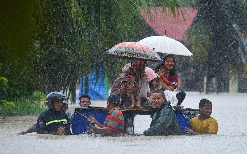 Evakuasi Korban Banjir Padang Pariaman dengan Drum Bekas - Bagian 1